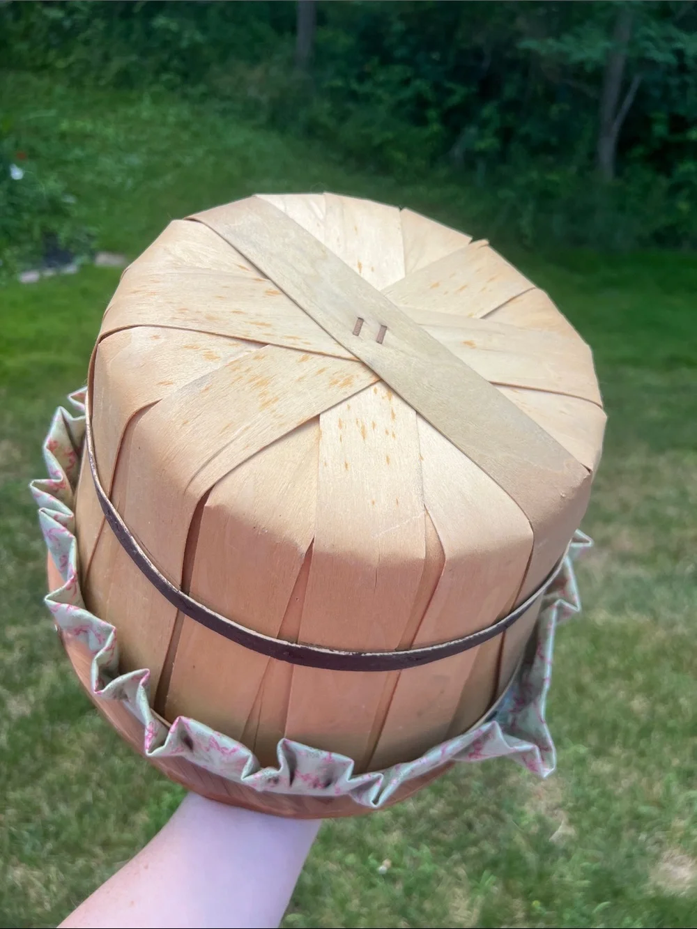 VTG Pink Bow Fabric Ruffle Edge Lined Wooden Sewing Basket / Knitting Storage